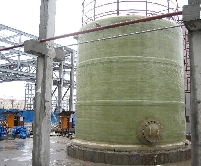 大型化工玻璃钢盐酸罐现场施工
