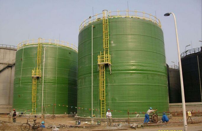 大型化工玻璃钢盐酸储罐现场施工中